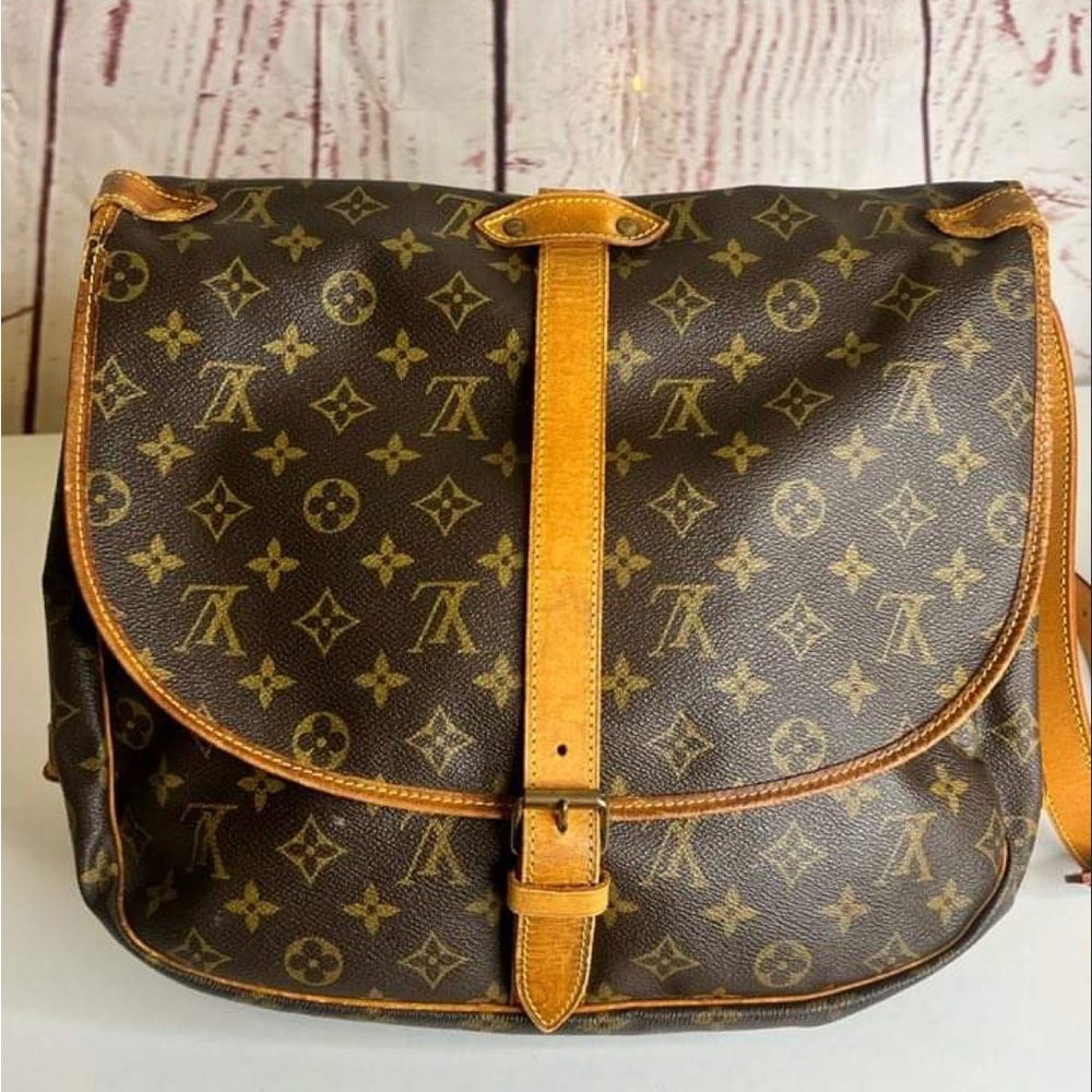 Louis Vuitton Saumur 35 Messenger Bag